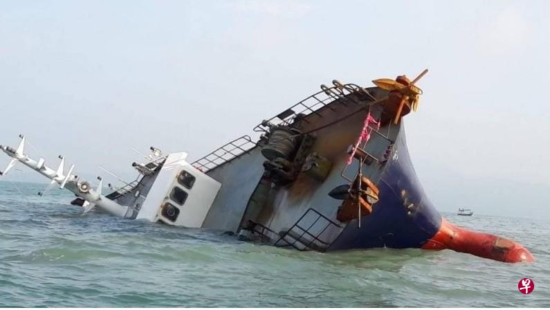 货轮黑海海域沉没图片