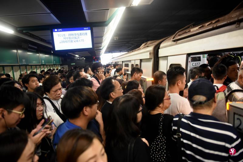 10月16日早上,大批上班市民在地鐵站輪候上車,場面十分擁擠.(中新社)