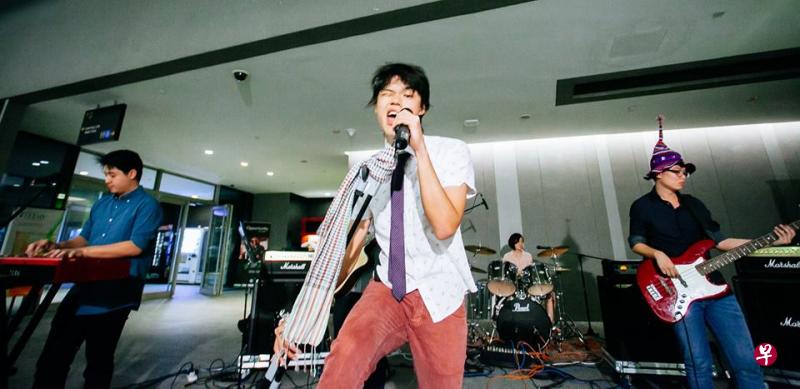 陈熙元(图中)五年前自组乐团,担任"疯帽子计划"(the madhatter