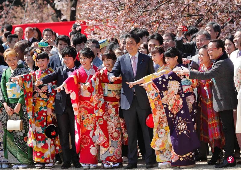 即时 国际(早报讯)日本首相安倍晋三按惯例在东京新宿御苑举办赏樱