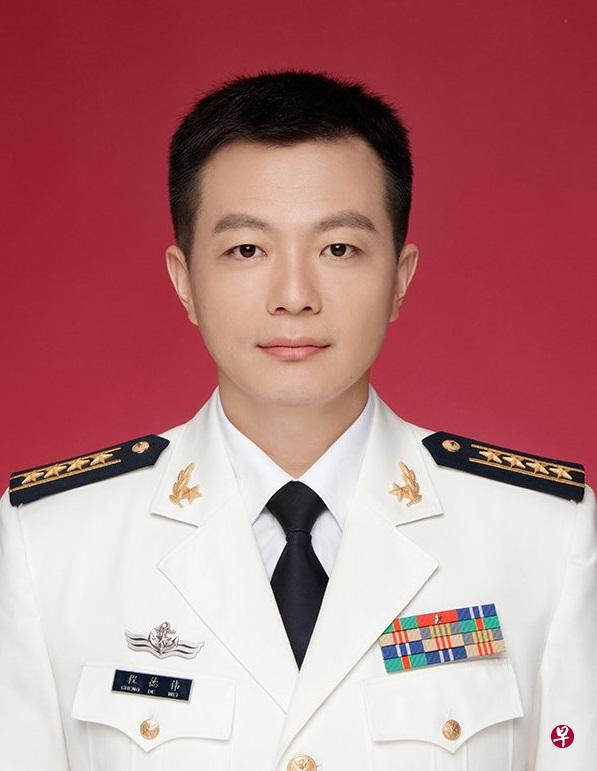 中国人民解放军海军昨天在微博上发布海军新任新闻发言人程德伟的照片
