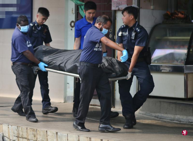 一名68岁男子疑滚下楼梯暴毙身亡,警方完成调查后,警员和仵作合力将