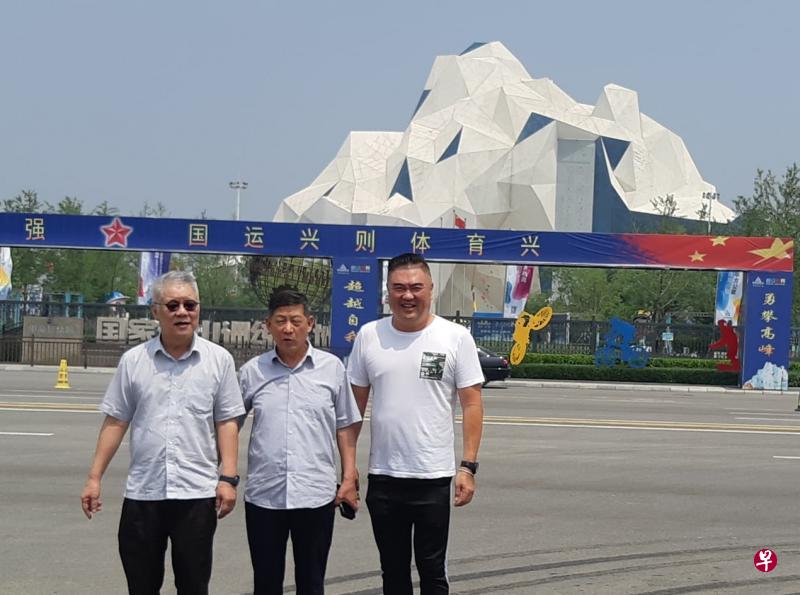 陈积光(右起),赵文泉和朱峙安背后是刚落成的号称世界第一大的人工