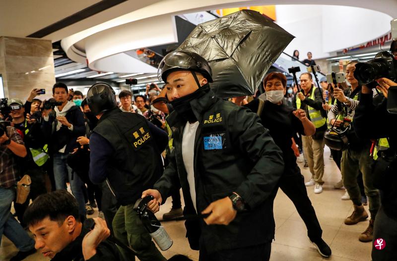 香港昨天(15日)再发生警民冲突,一名警察在沙田的新城市广场被示威者