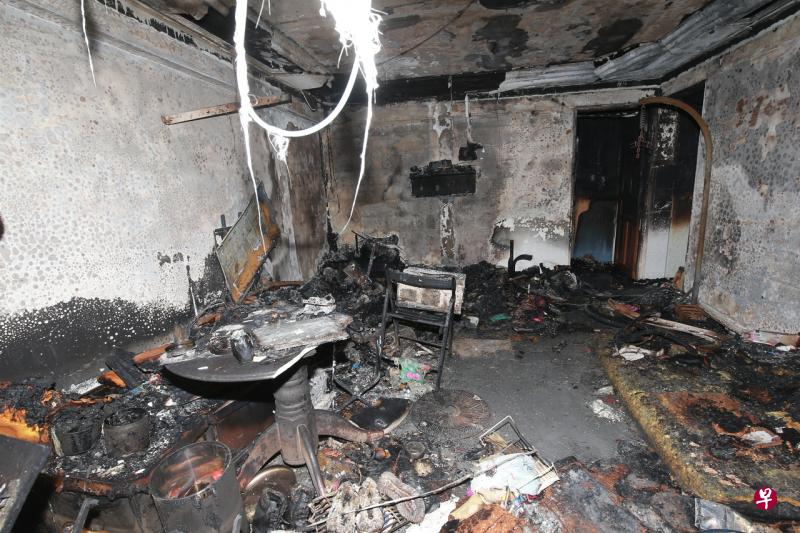 火患涉及客厅中的物件,事发单位客厅被烧得焦黑一片(唐家鸿摄)