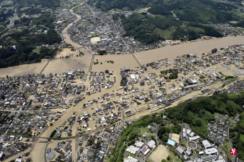 日本熊本縣河流決堤,大面積地區被水淹沒.(路透社)