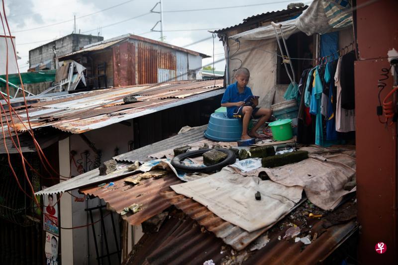 10岁的卡尔马每周都必须爬上马尼拉一个贫民窟屋顶,用政府分配的平板