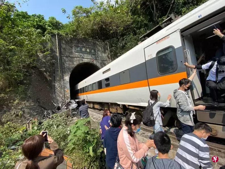 一辆开往台东的太鲁阁号列车今天(2日)出轨,导致多人受伤(互联网)