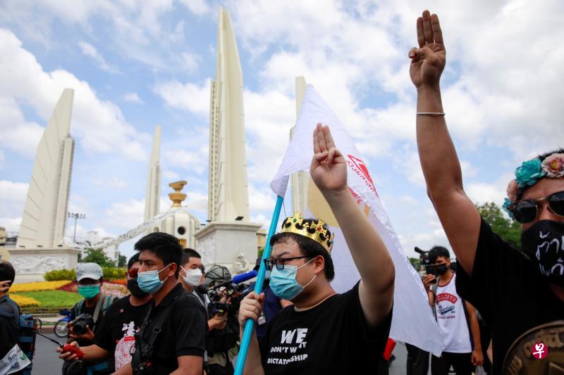 示威者周四(6月24日)在曼谷街头游行,并竖起象征反极权与独裁的"三指