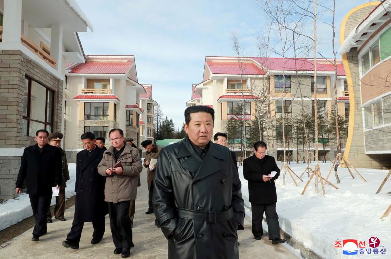 朝中社11月16日
报导，朝鲜带领人金正恩
观察了三池渊第三期住房建设
名目、
教诲
办法、文明福利
办法等。（路透社） 