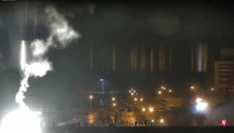 俄军对坐落在乌克兰东南部扎波罗热州的核电站和靠近该核电站的一栋五层楼高的建筑发动袭击，并引发了火患。（路透社） 